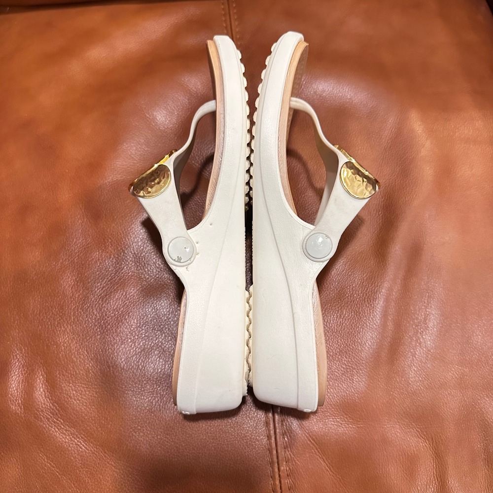 Crocs Sanrah Metal Block Flip Flops Women White Gold Wedge Sandals Boho Travel 8 - Picture 8 of 10